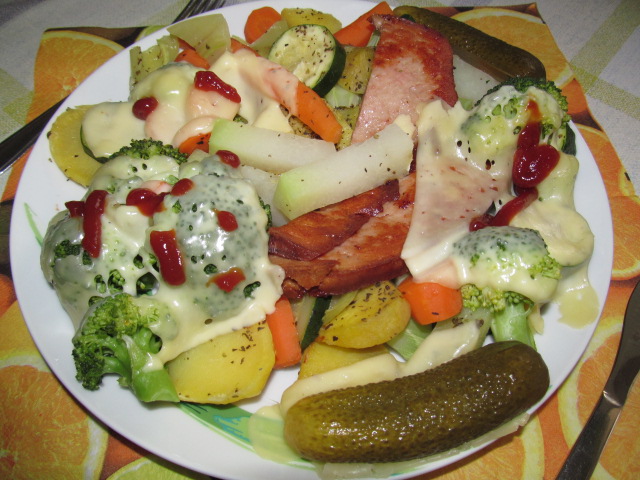 Varená zelenina s opraženou salamou a syrom