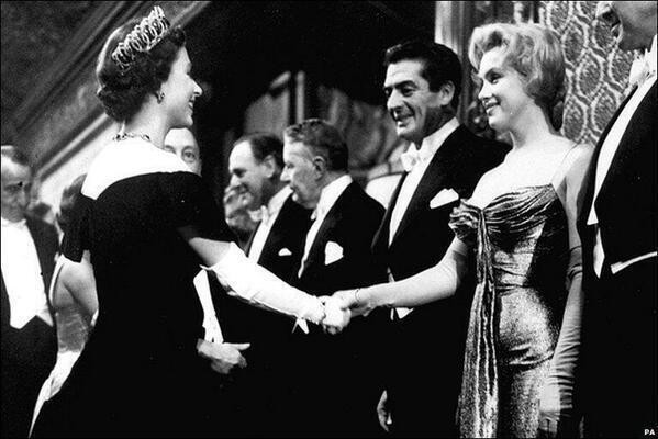 Marilyn Monroe a Kráľovna Alžbeta II. v roku 1956