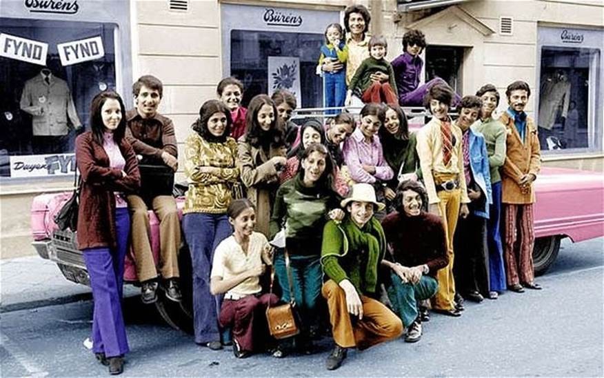 Mladý Usáma bin Ládin so svojou rodinou v r.1970 -  druhý zprava  v zelenej košeli a modrých nohaviciach...