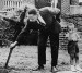 Martin Lither King so svojim synom - odstraňuje spálený kríž zo svojho dvora v roku 1960
